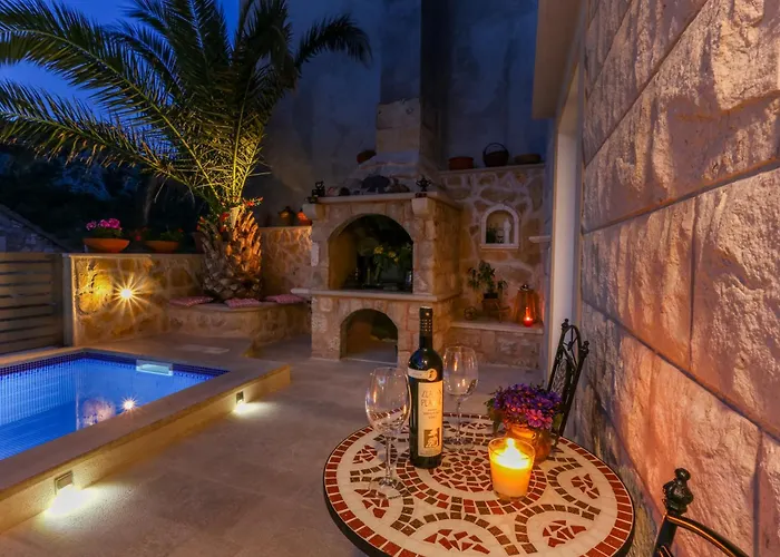 Villa Capitis In The Centre フヴァル