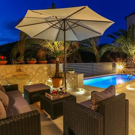 Private Pool Oasis- Just A Few Minutes From The Centre Apartment *